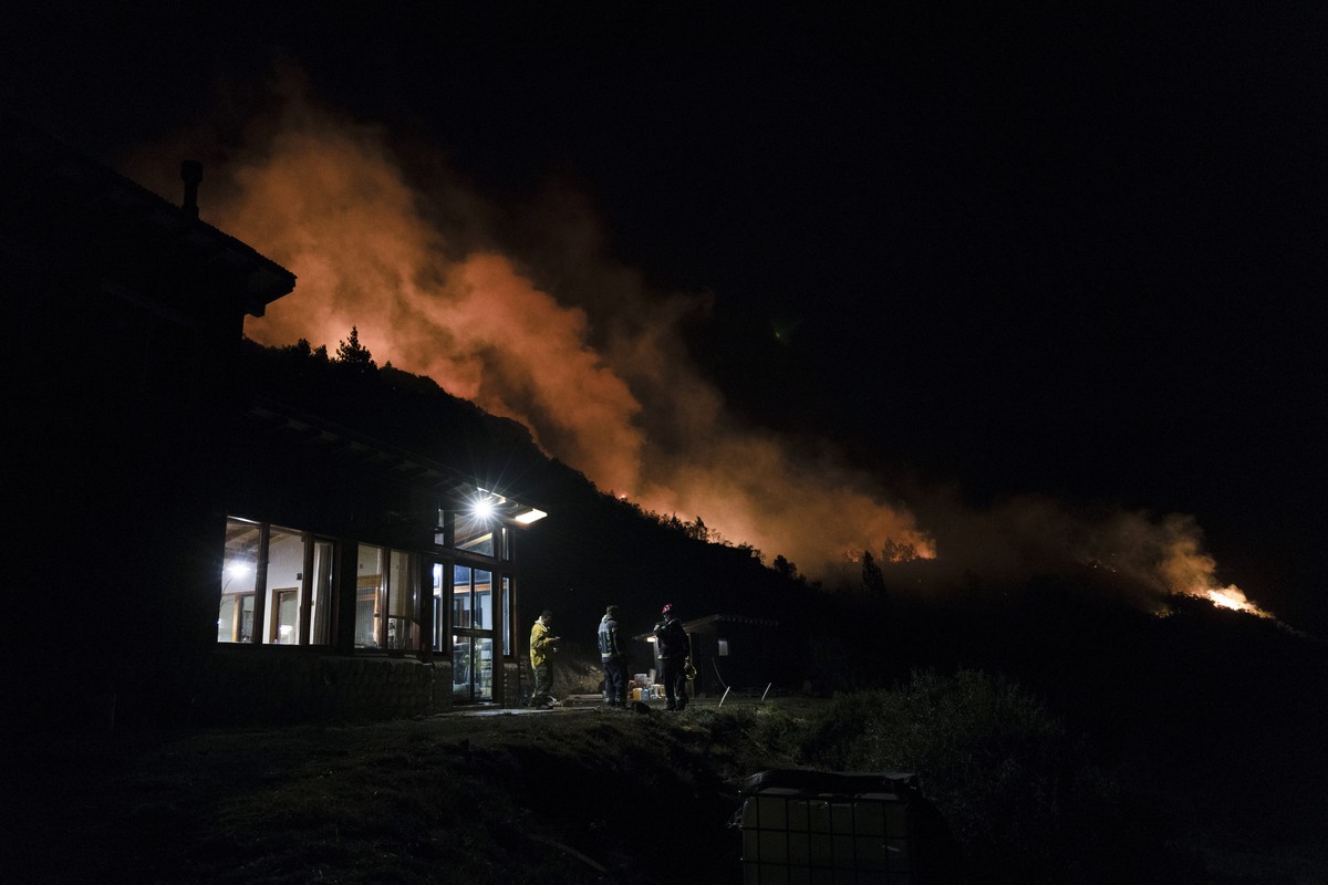 A fire burns behind a firefighters' base in Epuyen, in Argentina's Patagonia region, Wednesday, Jan. 15, 2025. (AP Photo/Euge Neme)