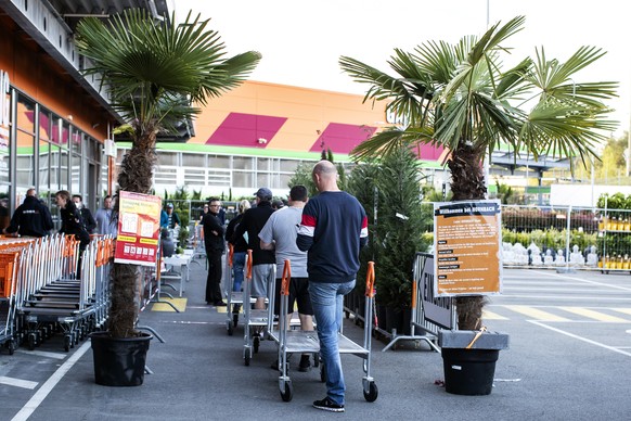 Kunden stehen Schlange anlaesslich der Wiedereroeffnung des Hornbach in Affoltern am Albis am Montag, 27. April 2020. (KEYSTONE/Alexandra Wey).