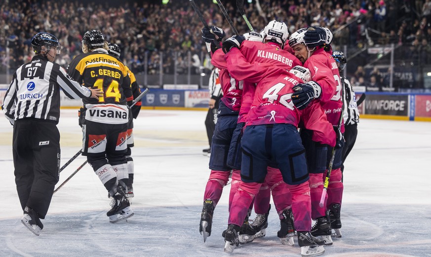 Die Zuger Spieler jubeln nach einem Tor, im Eishockey Qualifikationsspiel der National League zwischen dem EV Zug und den SC Bern, am Freitag, 22. Oktober 2021 in der Bossard Arena in Zug. (KEYSTONE/P ...