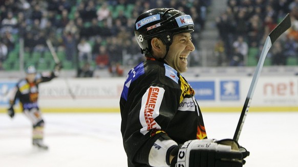 Der Berner Andre Roetheli freut sich ueber sein Tor zum 4:0, beim Eishockey Meisterschaftsspiel der Nationalliga A zwischen dem SC Bern und dem EHC Basel, am Freitag, 16. Februar 2007, in Bern. (KEYST ...