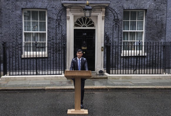 epa11361055 British Prime Minister Rishi Sunak delivers a speech outside 10 Downing Street in London, Britain, 22 May 2024. Sunak announced a snap election with polling day on 04 July 2024. EPA/NEIL H ...