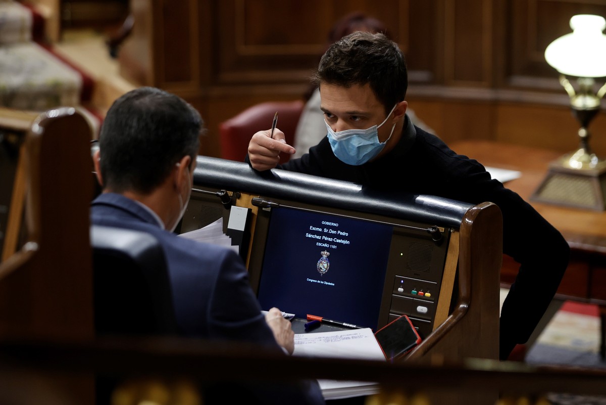 epa09573638 Leader of Spanish Mas Pais party, Inigoo Errejon (R), chats with Spanish Prime Minister, Pedro Sanchez (L), during question time at the Lower House in Madrid, Spain, 10 November 2021. EPA/ ...