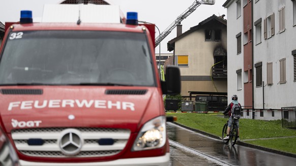 Die Feuerwehr bringt einen Brand in einem Wohnhaus unter Kontrolle, am Freitag, 21. Juni 2024 in Muensingen. (KEYSTONE/Anthony Anex)