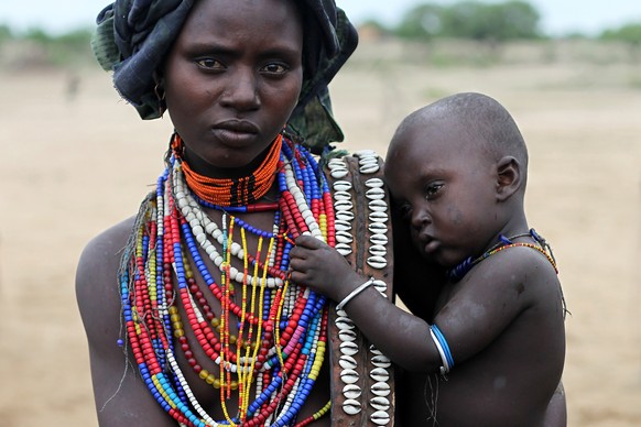 Junge Mutter mit Kind in einer Stammesgesellschaft.