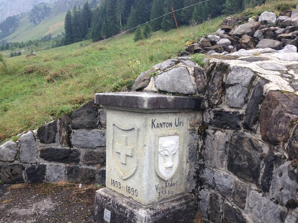 Die Kantonsgrenze: 37,5 Kilometer von Altdorf, aber nur 9,8 von Linthal entfernt. Hier brach der Glarner Läufer gemäss der Sage tot zusammen.