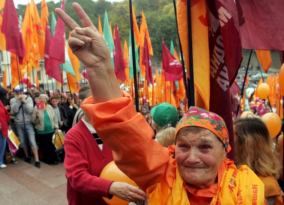 epa01133360 One of the symbols of the &#039;Orange Revolution&#039; 2004 Baba Paraska (Grandmother Paraska) waves hand during meeting of pro-presidential electoral bloc &#039;Our Ukraine People’s self ...