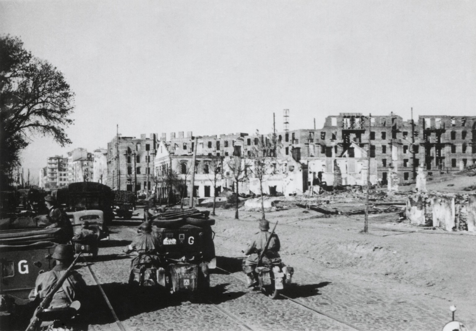 Einmarsch der deutschen Truppen im zerstörten Minsk, 1941.