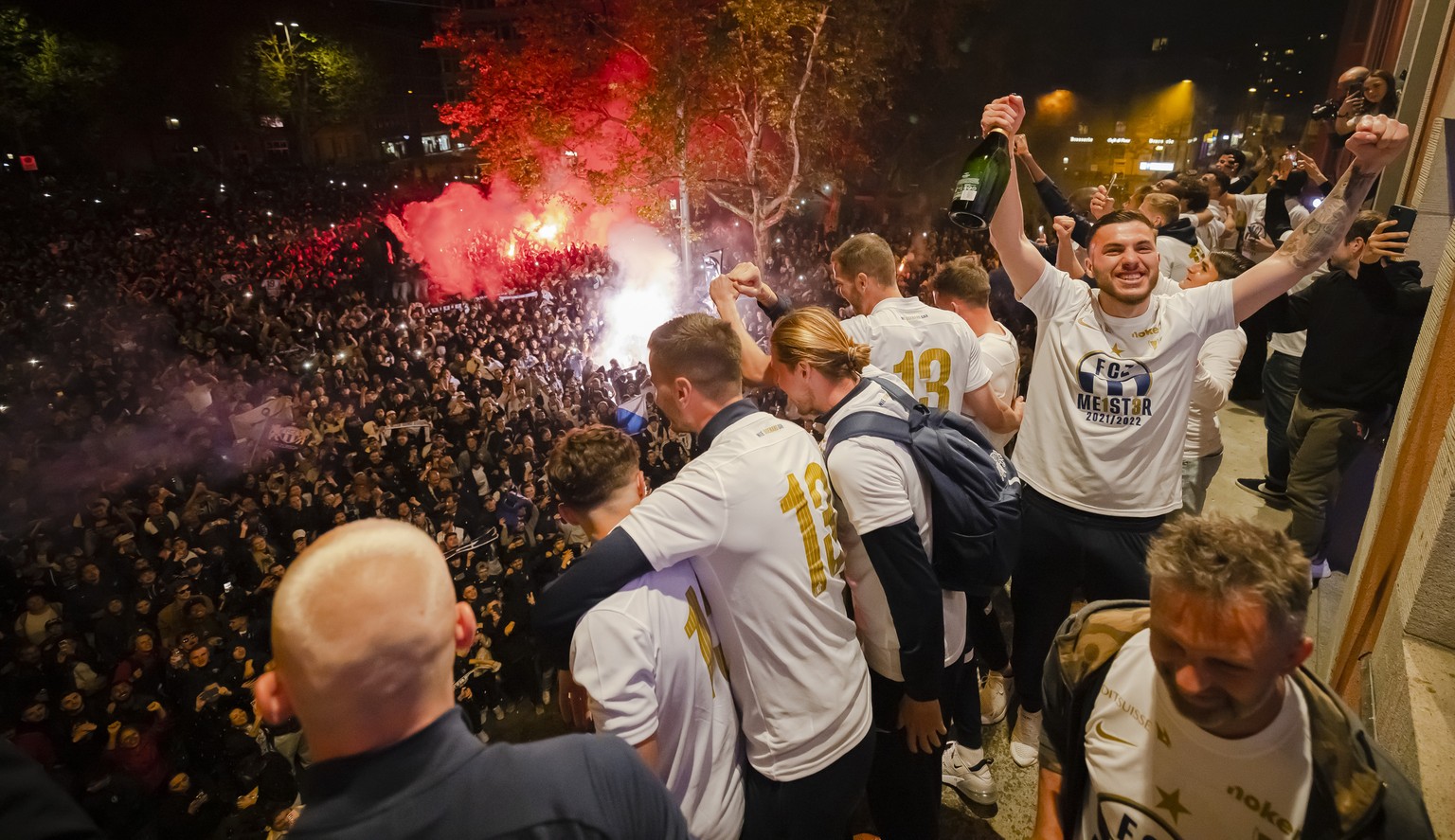 Die Spieler des FC Zuerichs feiern auf dem Balkon des Volkshauses waehrend einer spontanen Meisterfeier des FC Zuerichs auf dem Helvetiaplatz mit ihren Fans, nach ihrem Spiel gegen den FC Basel, am So ...