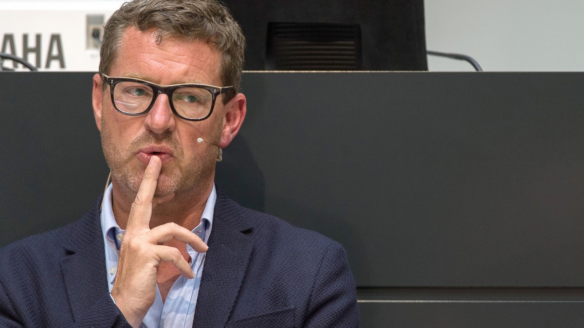 ARCHIV - «Bild»-Herausgeber Kai Diekmann verfolgt am 30.05.2016 die Diskussionsrunde "Presse - die vierte Gewalt im Staate?" der Veranstaltungsreihe "Parlamentsleben" im niedersäch ...