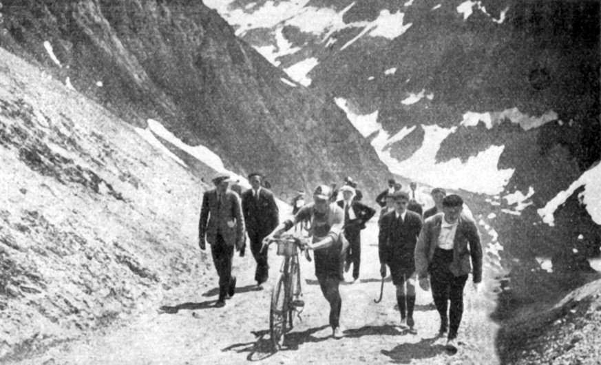 Henri Pelissier (Frankreich, Mitte) schiebt sein Rad im Anstieg zum Col du Tourmalet - PUBLICATIONxNOTxINxITAxFRA