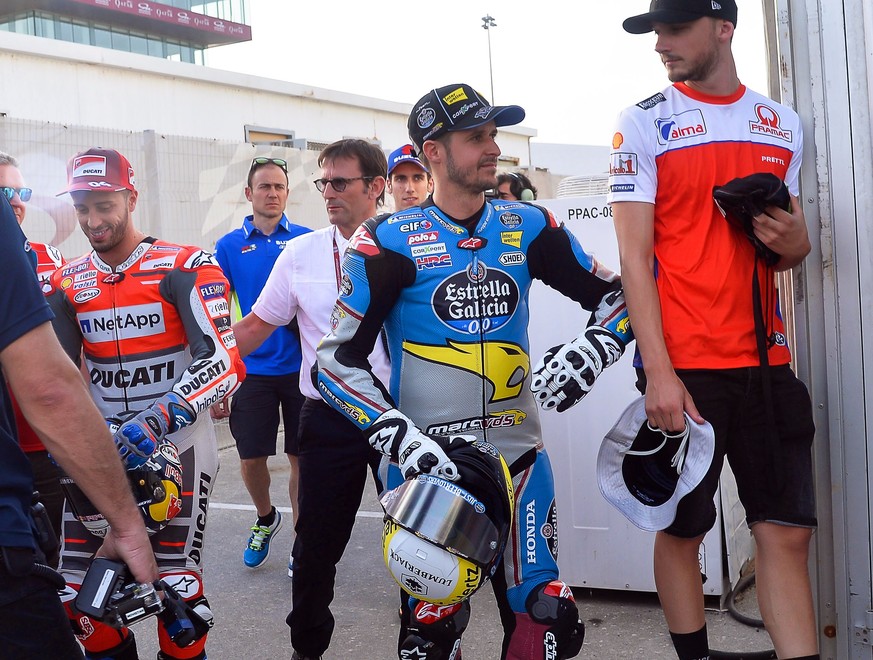 epa06606128 Swiss MotoGP rider Thomas Luethi (C) of the EG 0,0 Marc VDS team attends a photo session at the Losail International Circuit in Doha, Qatar, 15 March 2018. The 2018 MotoGP World Championsh ...