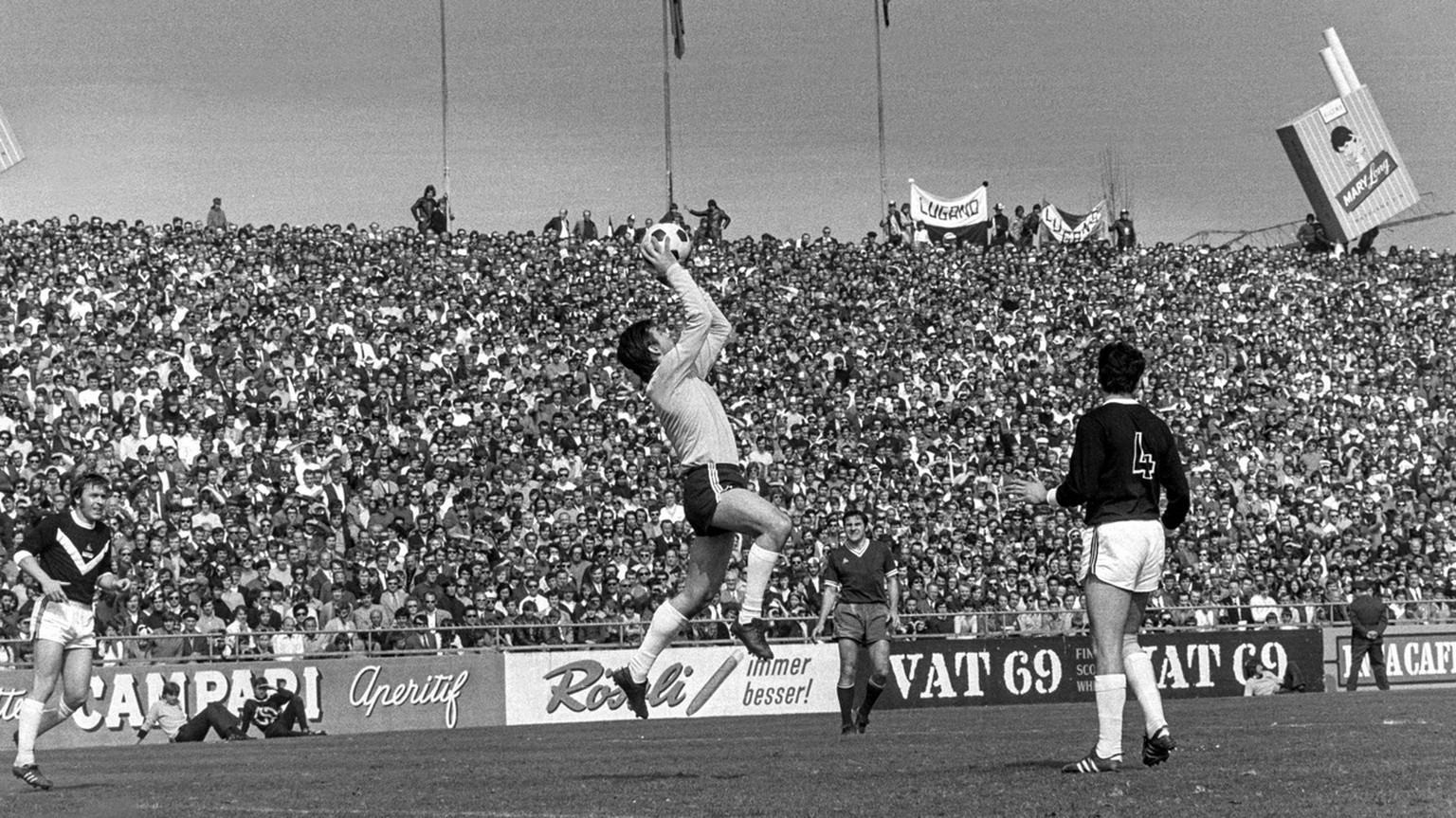Lugano Goalie Mario Prosperi fischt sicher einen Ball aus der Luft. Servette gewinnt den Cupfinal gegen den FC Lugano mit 2 zu 0 Toren, aufgenommen am 12. April 1971 im Stadion Wankdorf in Bern. (KEYS ...