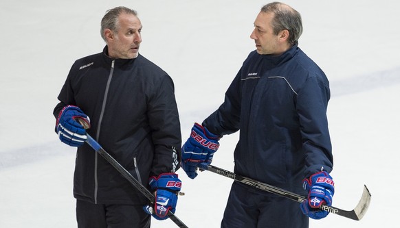 Trainer Andre Roetheli, rechts, Felix Hollenstein Assistenzcoach, links, beim Training des EHC Kloten, in der Swiss Arena in Kloten, Sonntag, 8. April 2018. (KEYSTONE/Patrick Huerlimann)