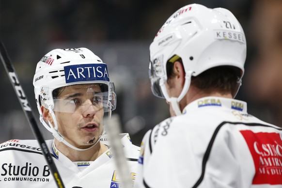 Luganos Reto Suri, links, diskutiert mit Teamkollege Alessandro Chiesa, im Eishockey Meisterschaftsspiel der National League zwischen dem HC Fribourg Gotteron und dem HC Lugano, am Dienstag, 3. Dezemb ...