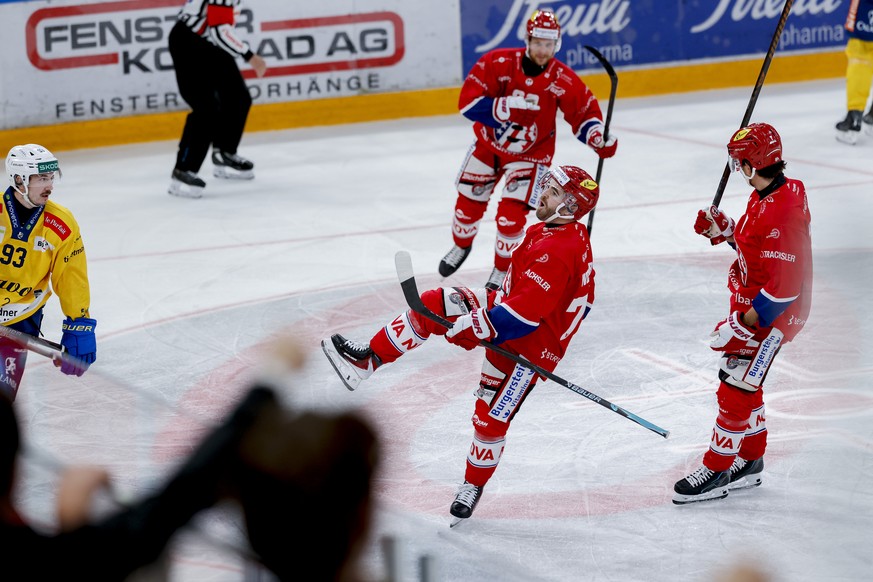 Torjubel Rapperswil nach dem 3:2 durch Gian-Marco Wetter (SCRJ), Mitte vorne, waehrend dem Meisterschaftsspiel der National League zwischen den SC Rapperswil Jona Lakers und dem HC Davos, am Samstag,  ...