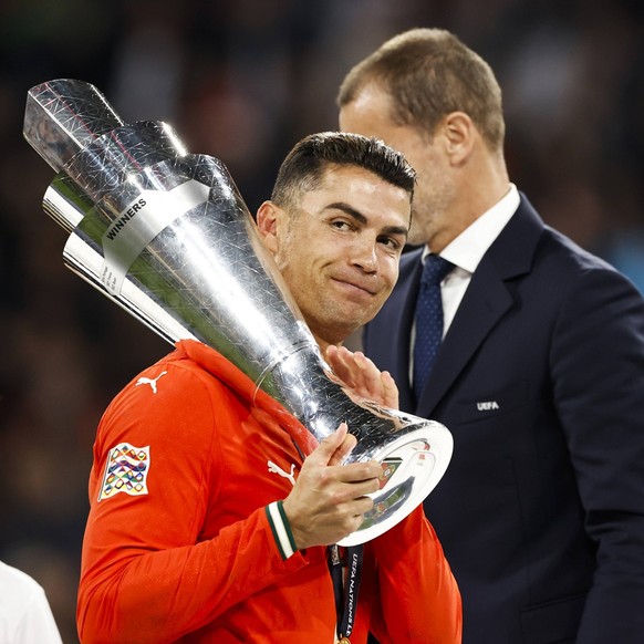 MUNCHEN - Cristiano Ronaldo of Portugal with the Nations League trophy during the UEFA Nations League final Portugal v. Spain at the Munich Football Arena on June 8, 2025 in Munich, Germany. ANP Holla ...
