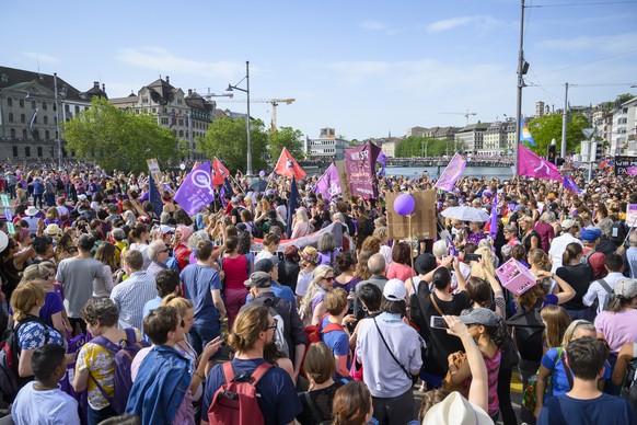 Impressionen der Grosskundgebung, die Frauen treffen sich beim Central und laufen Richtung Helvetiaplatz anlaesslich den Frauenstreik, am Freitag, 14. Juni 2019, in Zuerich. (KEYSTONE/Melanie Duchene)