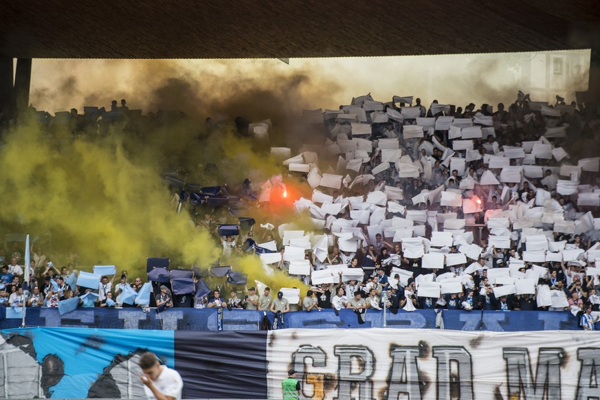 Pyros in der Zürcher Südkurve bei einem Spiel des FCZ im vergangenen Jahr: Wegen Sicherheitsbedenken dürfen die Zürcher Fans das Spiel ihres Clubs in Aargau am kommenden Samstag nicht vor Ort verfolge ...