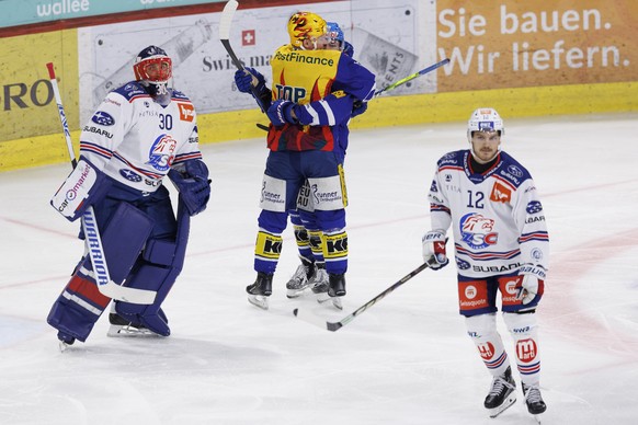 EHC Kloten PostFinance Top Scorer Miro Aaltonen und Stuermer Daniel Audette (#89) feiern das 1-0 waehrend dem Eishockey-Meisterschaftsspiel der National League zwischen den Teams EHC Kloten und ZSC Li ...