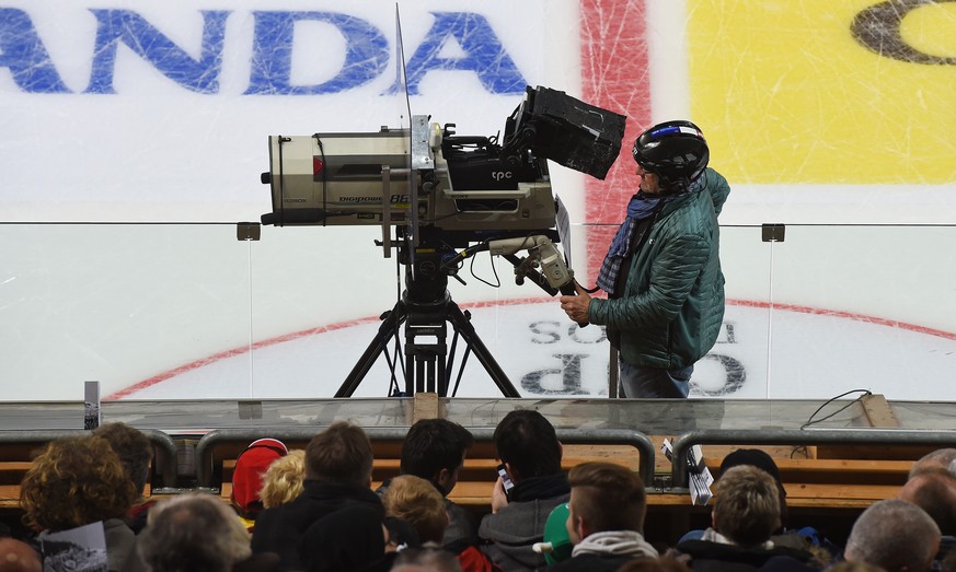 A TV camera man is working at the 90th Spengler Cup ice hockey tournament in Davos, Switzerland, Monday, December 26, 2016. (KEYSTONE/Melanie Duchene)