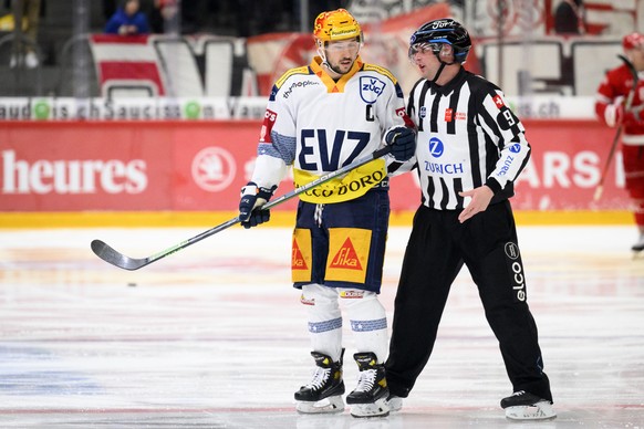 Le top Scorer PostFinance zougois Jan Kovar, gauche, se fait expulser apres une faute par l&#039;arbitre Nathy Burgy, droite, lors de la rencontre du championnat suisse de hockey sur glace de National ...