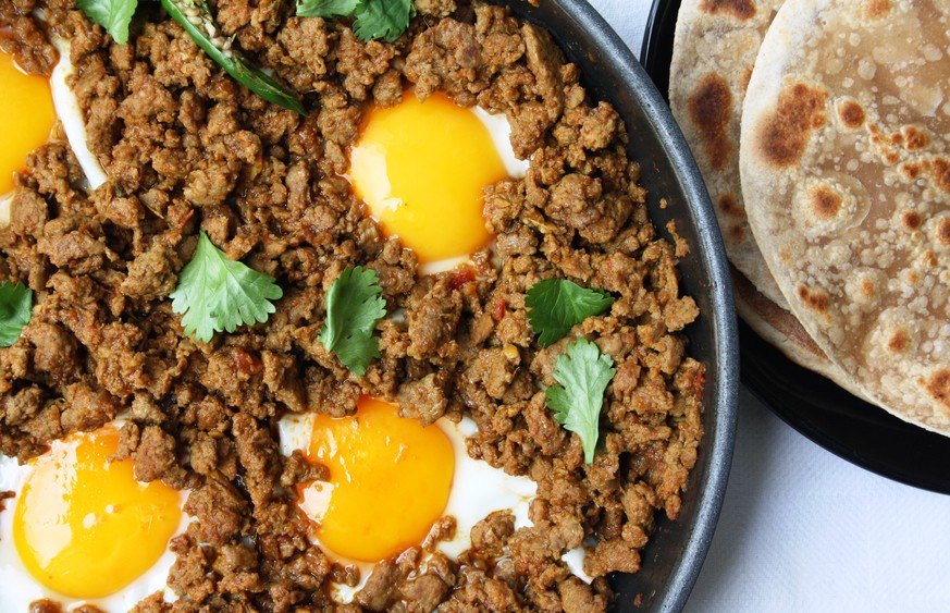 keema hackfleisch curry http://maunikagowardhan.co.uk/cook-in-a-curry/kheema-per-eeda-parsi-spiced-minced-lamb-topped-with-fried-runny-eggs/