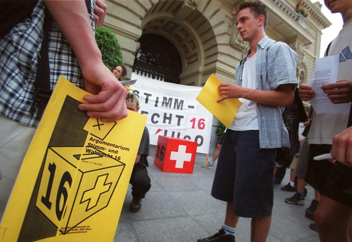 Schueler einer Klasse aus St. Gallen werden am Montag, 5. Mai 2000 in Bern vor dem Bundeshaus vor ihrem Besuch des Beginns der Sommersession der Eidgenoessischen Raete mit Flugblaettern empfangen, die ...