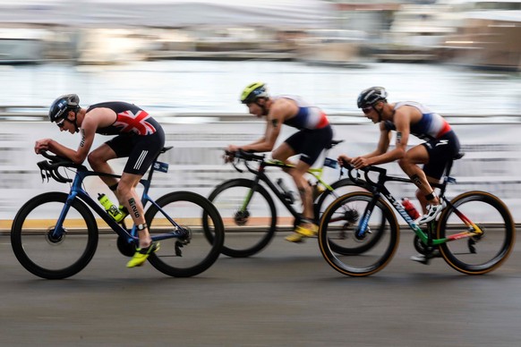 epa08805510 French Vincent Luis (R), British Alistair Brownlee (L), and Belgium Jelle Geens (C), in action during the cycling portion of the ITU Triathlon World Cup held in Valencia, eastern Spain, 07 ...