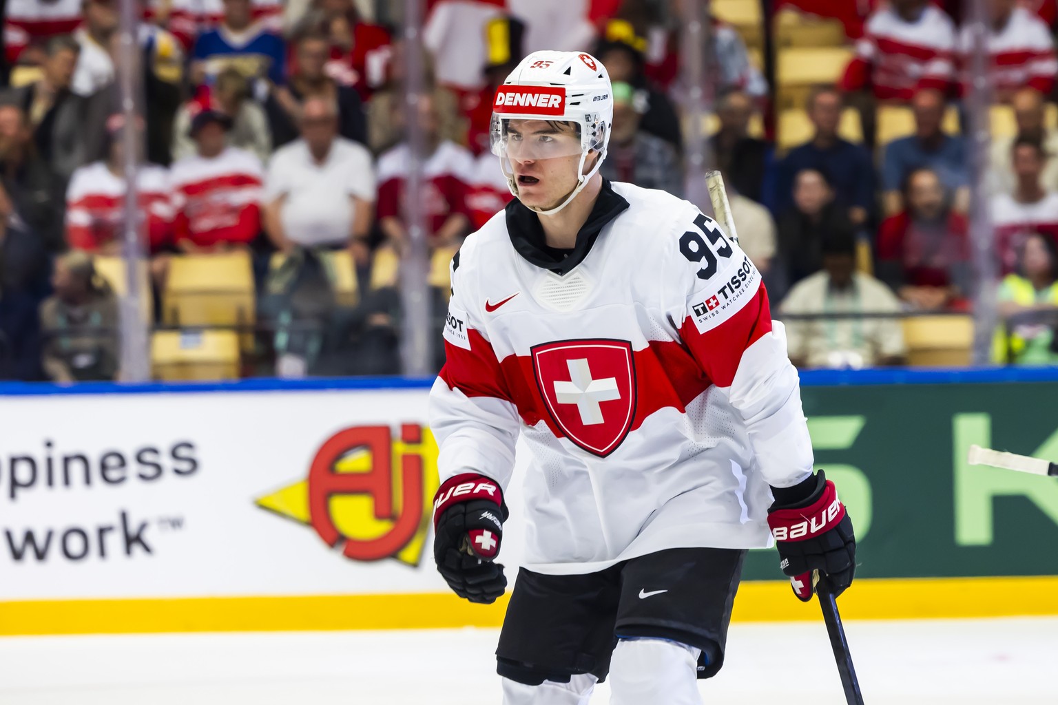 Switzerland&#039;s forward Tyler Moy returns to his bench, during the IIHF 2025 World Championship preliminary round group B game between Denmark and Switzerland, at the Jyske Bank Boxen, in Herning,  ...