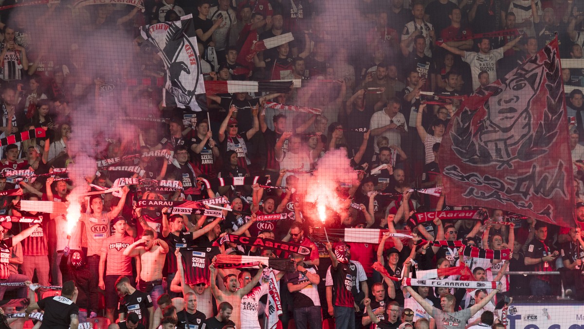Les supporters d’Aarau celebrent la victoire avec des engins pyrotechnique lors de la rencontre de football Super League - Challenge League de barrage match aller entre Neuchatel Xamax FCS et FC Aarau ...