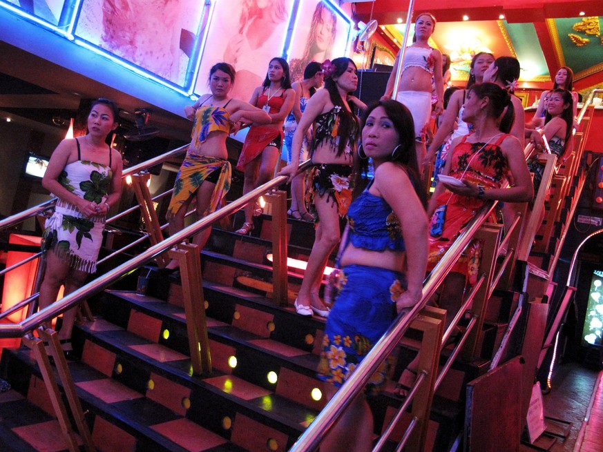 epa01693581 Bar girls wait for customers outside a bar in ASEAN host city Pattaya&#039;s notorious Walking Street, known for its wild nightlife, girlie and transvestite bars, in Pattaya, currently in  ...