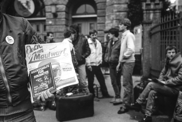 Motiviertes Einrücken in die Rekrutenschule 1984.