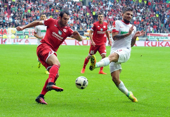 epa05546033 Augsburg&#039;s Konstantinos Stafylidis (R) in action against Levin Oeztunali (L) of Mainz during the German Bundesliga soccer match between FC Augsburg and FSV Mainz 05 in Augsburg, Germa ...