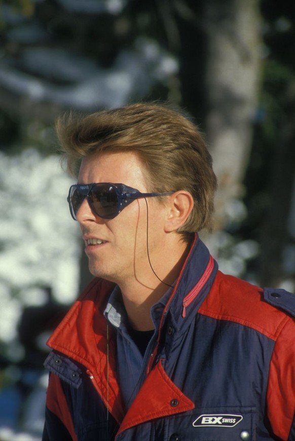 David Bowie aux sports d'hiver à Gstaad le 1 janvier 1986, Suisse. (Photo by Pool MORVAN/SOLA/Gamma-Rapho via Getty Images)