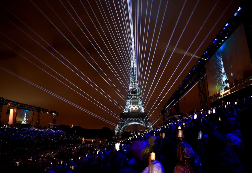 epaselect epa11498250 Spectators in the Trocadero watch a light show on the Eiffel Tower during the Opening Ceremony of the Paris 2024 Olympic Games, in Paris, France, 26 July 2024. EPA/MARTIN DIVISEK
