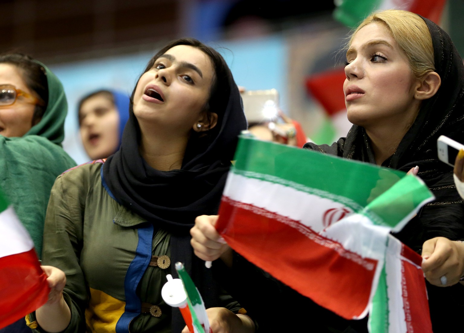 Sie müssen aufpassen: Eigentlich müssten diese Iranerinnen weite Kleidung tragen sowie ihre Haare und ihren Hals mit einem Schleier verhüllen.&nbsp;&nbsp;