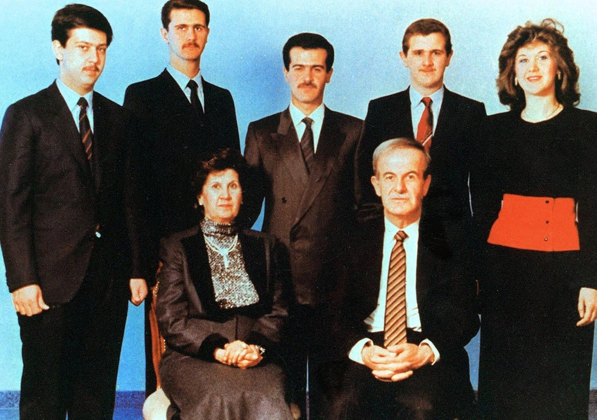 The Assad family circa 1992. Front row; Hafez al-Assad, his wife, Anisa Makhlouf. Rear; left to right: Maher, Bashar, Bassel, Majid, and Bushra al-Assad WHA PUBLICATIONxINxGERxSUIxAUTxONLY !ACHTUNG AU ...