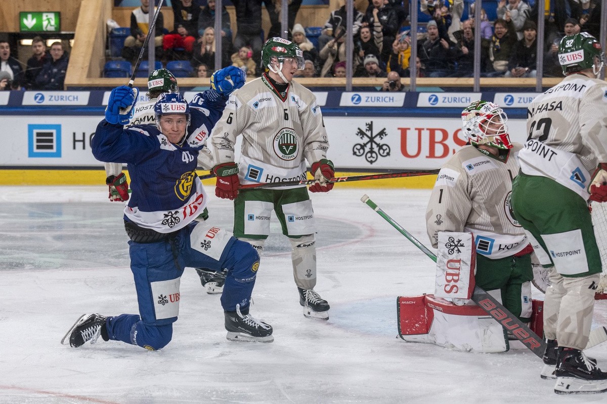 The players from Davos with Dennis Rasmussen, left, reacting after the 2:2 goal during the game between Switzerland's HC Davos and Froelunda HC of Sweden at the 95th Spengler Cup ice hockey tourn ...