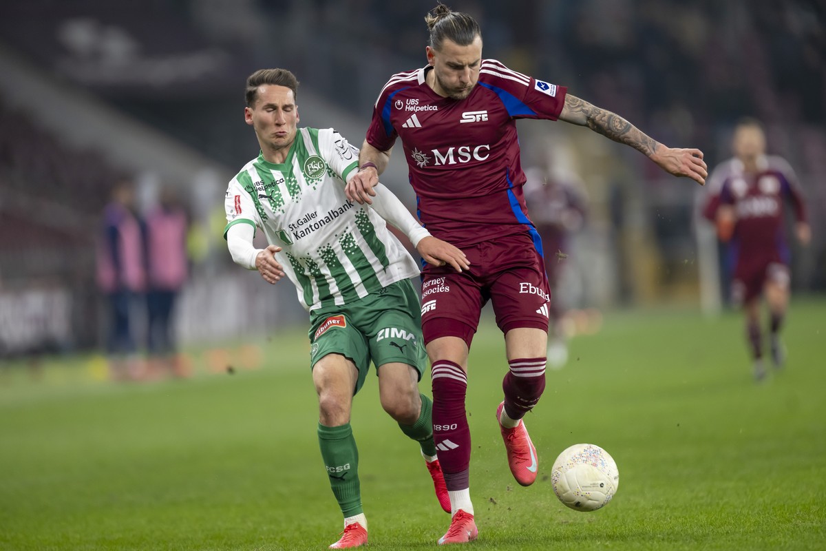 Konrad Faber (SG), gauche, lutte pour le ballon avec Yoan Severin (SFC), droite, lors de la rencontre de football de Swiss Super League entre le Servette FC, SFC, et le FC St.Gallen 1879, SG, ce samed ...