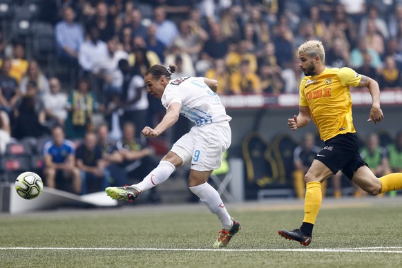 Zuerichs Michael Frey, links, vergibt eine Chance neben Berns Loris Benito, im Schweizer Fussball Cupfinalspiel zwischen den Berner Young Boys und dem FC Zuerich, am Sonntag 27. Mai 2018, im Stade de  ...