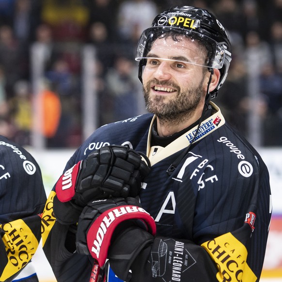 La joie de l&#039;attaquant fribourgeois Flavio Schmutz, gauche, et du defenseur fribourgeois Philippe Furrer, droite, lors de la rencontre du championnat suisse de hockey sur glace de National League ...