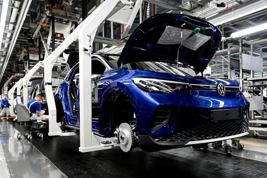 epa13210061 (FILE) - Cars at electric cars assembly line at the Volkswagen (VW) vehicle factory in Zwickau, Germany 26 April 2022 (reissued 03 September 2026). The Volkswagen Group announced on 03 Sep ...