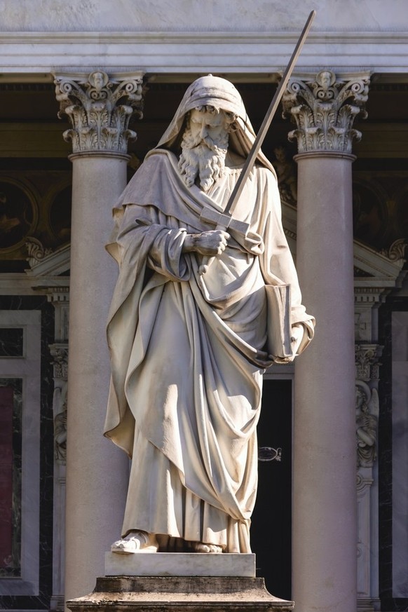 Statue des Heiligen Paulus mit Schwert vor der Basilika San Paolo Fuori le Mura (Heiliger Paulus außerhalb der Mauern), Rom.