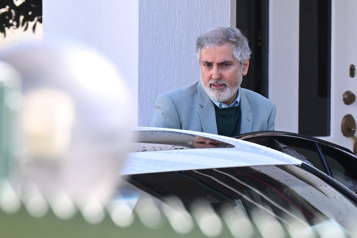 epaselect epa12325348 Iranian ambassador to Australia Ahmad Sadeghi is seen leaving the Embassy of the Islamic Republic of Iran in Canberra, 27 August 2025. Australia expelled Iran's ambasador to ...