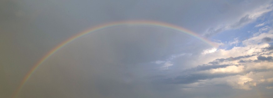 epa06756387 A rainbow appears in the sky above the M7 motorway after a heavy shower near Nagykanizsa, some 210 kms southwest of Budapest, Hungary, 22 May 2018. EPA/Gyorgy Varga HUNGARY OUT