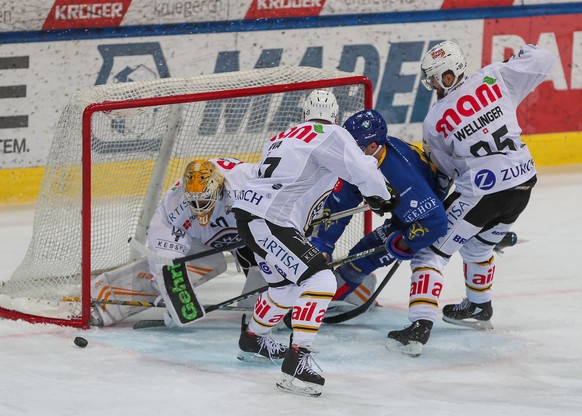 Kein Durchkommen hier fuer den Davoser Enzo Corvi, 2.v.r., gegen die Luganesi mit Goalie Elvis Merzlikins, links, Elia Riva, 2.v.l., und Thomas Wellinger, rechts, aufgenommen am Samstag, 27. Oktober 2 ...