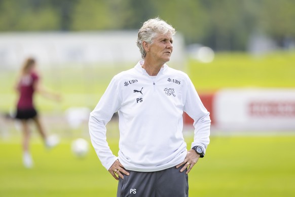Pia Sundhage, Cheftrainerin waehrend eines Trainings der Schweizer Frauen Fussball Nationalmannschaft vor der UEFA Women&#039;s EURO 2025, am Montag, 23. Juni 2025 auf der Sportanlage Spiserwis in Abt ...