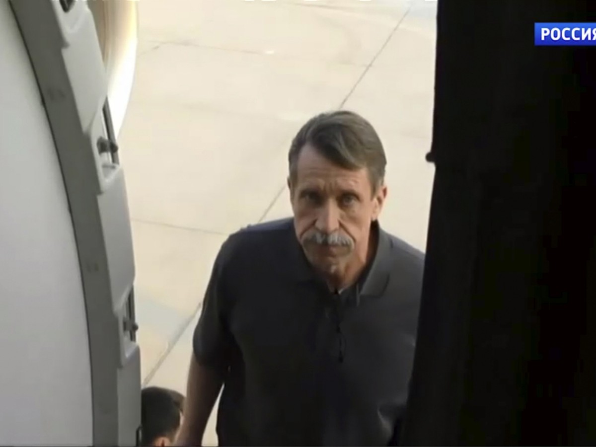 Viktor Bout, la moustache grisonnante, a �t� vu en train de monter � bord de l'avion le ramenant en Russie.