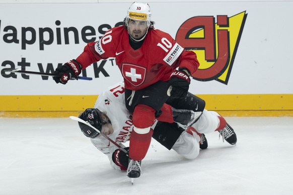 epa11354089 Switzerland&#039;s Andres Ambuehl (R) in action against Canada&#039;s Kaiden Guhle during the IIHF Ice Hockey World Championship 2024 group A preliminary round match between Switzerland an ...