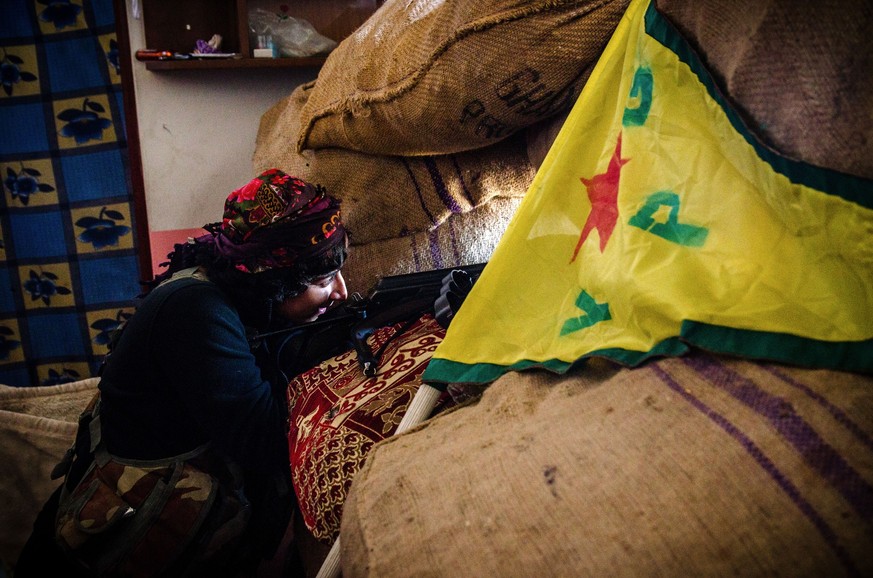 Kämpferin der Frauenverteidigungseinheiten YPJ im Kampf gegen den IS in der Stadt Kobane im Dezember 2014.